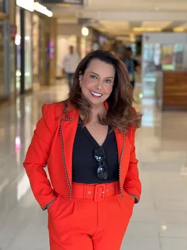 Antes: tutora de roupa vermelha, fotografada no celular