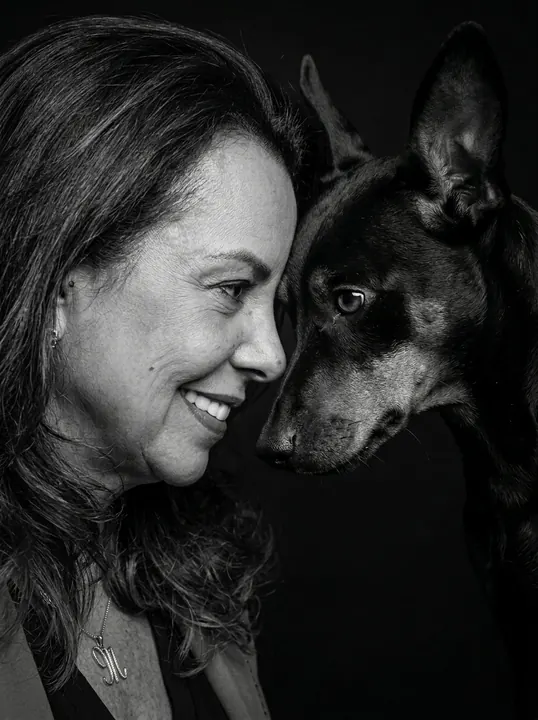 Depois: retrato em preto e branco ao lado do pinscher