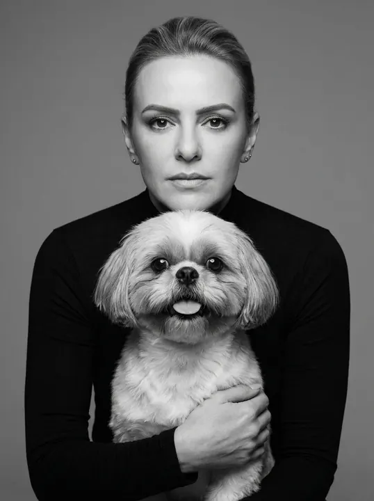 Depois: outro retrato em preto e branco com o shih-tzu à frente