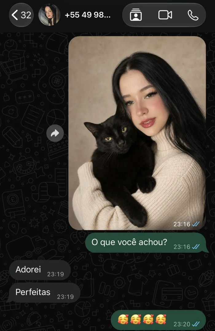 Print do WhatsApp com retrato de tutora e gato preto; a cliente responde: Adorei, perfeitas.